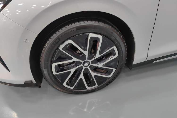 Used Baojun Enjoy 2025 Plug-in Hybrid 140km Luxury Edition Left Front Wheel Hub