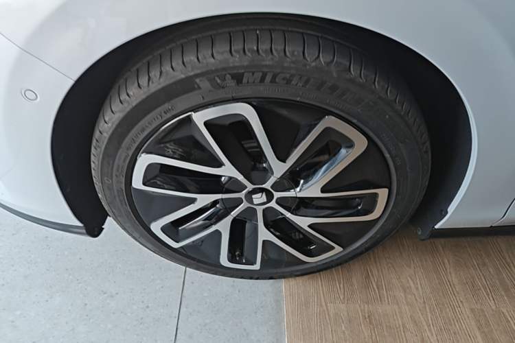 Used Baojun Enjoy 2025 Plug-in Hybrid 140km Luxury Edition Left Front Wheel Hub