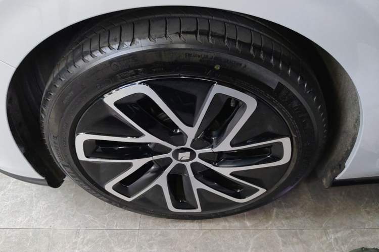 Used Baojun Enjoy 2025 All-Electric 600km Luxury Edition Left Front Wheel Hub