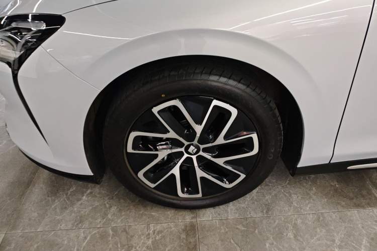 Used Baojun Enjoy 2025 All-Electric 600km Standard Version Left Front Wheel Hub