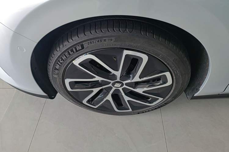 Used Baojun Enjoy 2025 Plug-in Hybrid 140km Luxury Edition Left Front Wheel Hub