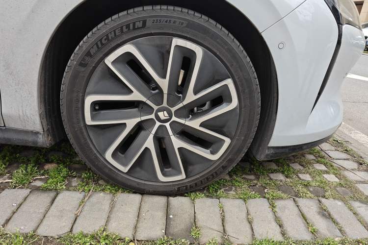 Used Baojun Enjoy 2025 All-Electric 600km Luxury Edition Right Front Wheel Hub