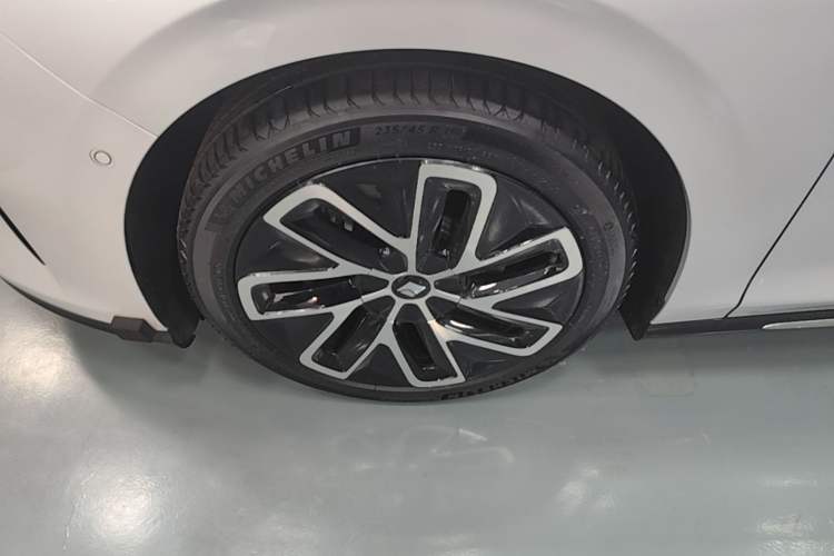 Used Baojun Enjoy 2025 Plug-in Hybrid 140km Luxury Edition Left Front Wheel Hub