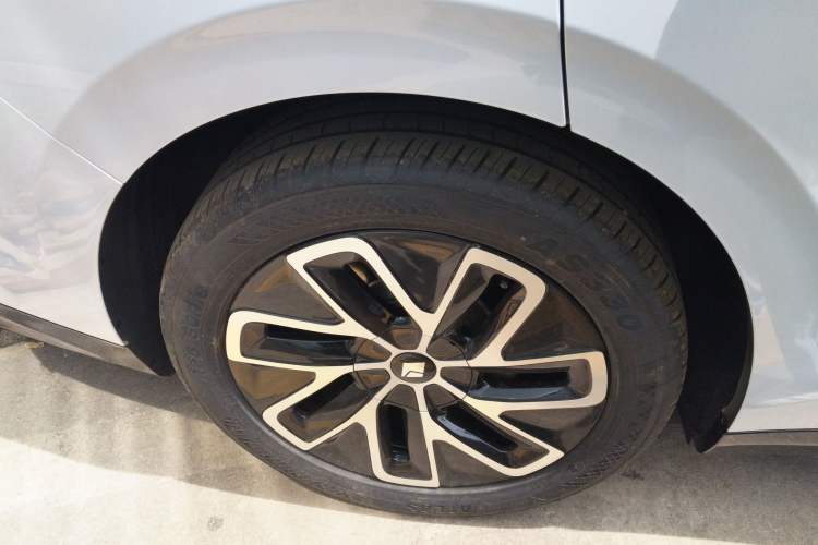 Used Baojun Enjoy 2025 Plug-in Hybrid 140km Standard Version Right Rear Wheel Hub
