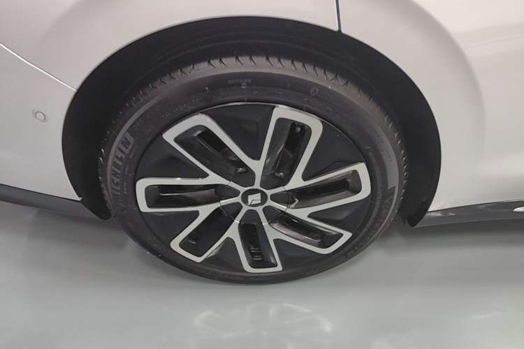 Used Baojun Enjoy 2025 Plug-in Hybrid 140km Luxury Edition Right Rear Wheel Hub