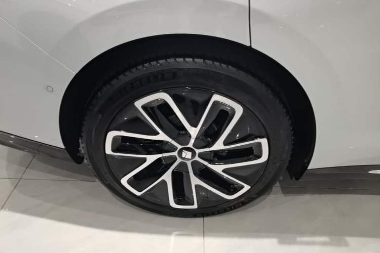 Used Baojun Enjoy 2025 Plug-in Hybrid 140km Luxury Edition Right Rear Wheel Hub