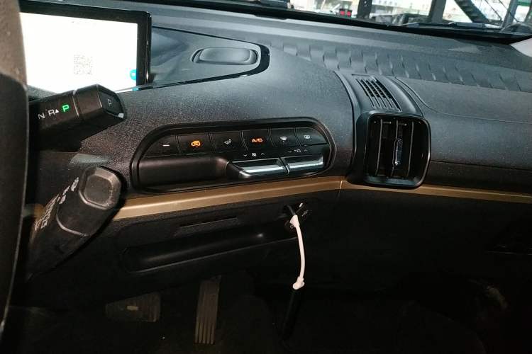 Used Baojun KiWi EV 2022 Artist Lite Edition Ternary Lithium Audio And AC Panel