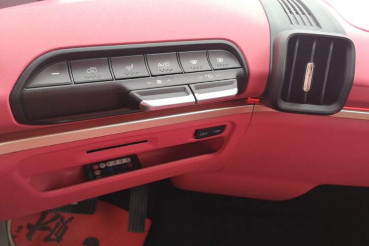 Used Baojun KiWi EV 2021 Artist Model Ternary Lithium Audio And AC Panel