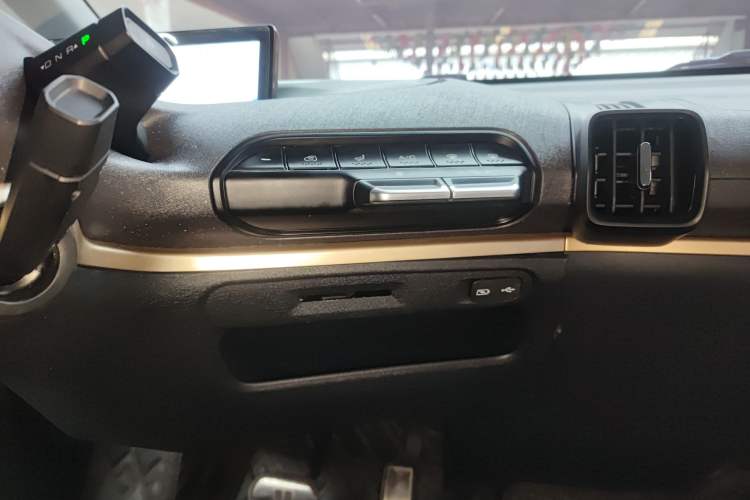 Used Baojun KiWi EV 2021 Artist Model Ternary Lithium Audio And AC Panel