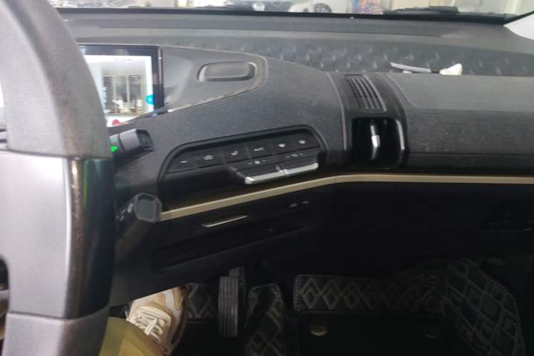 Used Baojun KiWi EV 2021 Artist Model Lithium Iron Phosphate Audio And AC Panel