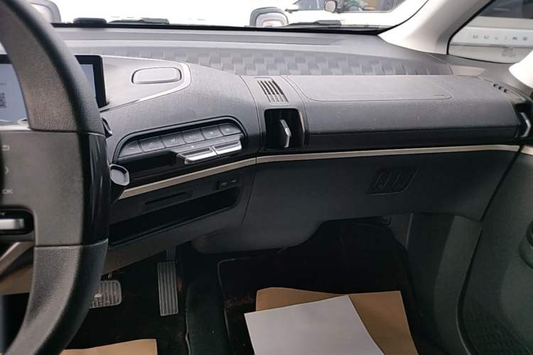 Used Baojun KiWi EV 2021 Artist Model Lithium Iron Phosphate Audio And AC Panel