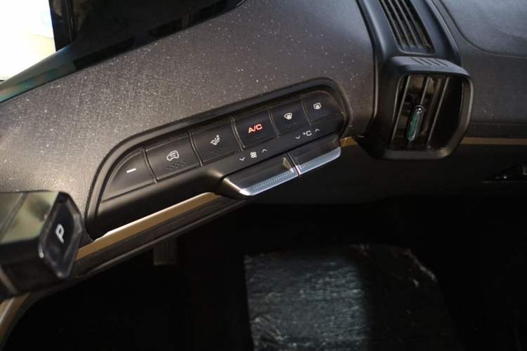 Used Baojun KiWi EV 2021 Artist Model Lithium Iron Phosphate Audio And AC Panel