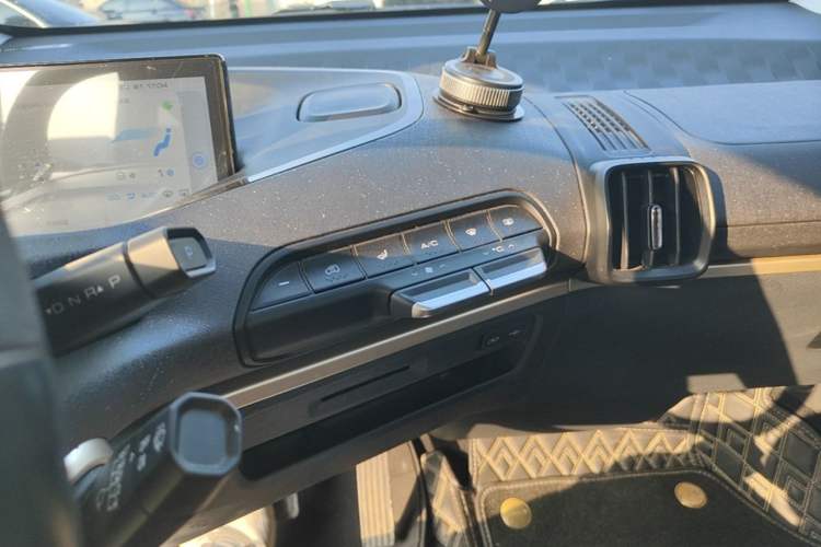 Used Baojun KiWi EV 2021 Artist Model Ternary Lithium Audio And AC Panel