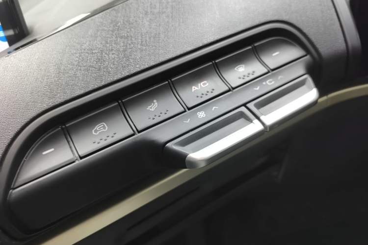 Used Baojun KiWi EV 2021 Designer Lithium Iron Phosphate Audio And AC Panel