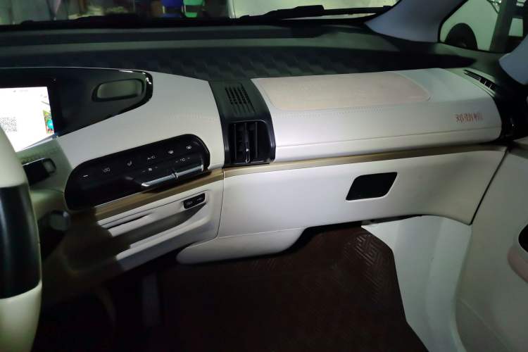 Used Baojun KiWi EV 2021 Artist Model Lithium Iron Phosphate Audio And AC Panel