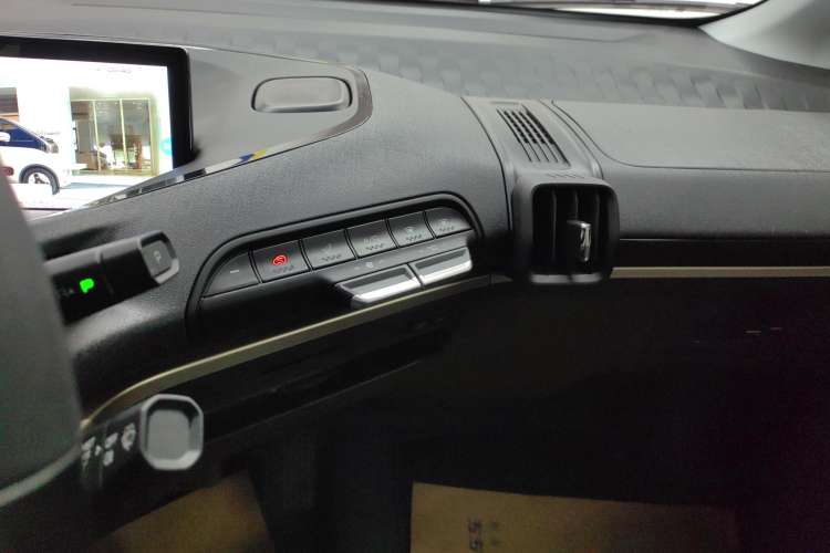 Used Baojun KiWi EV 2021 Artist Model Ternary Lithium Audio And AC Panel
