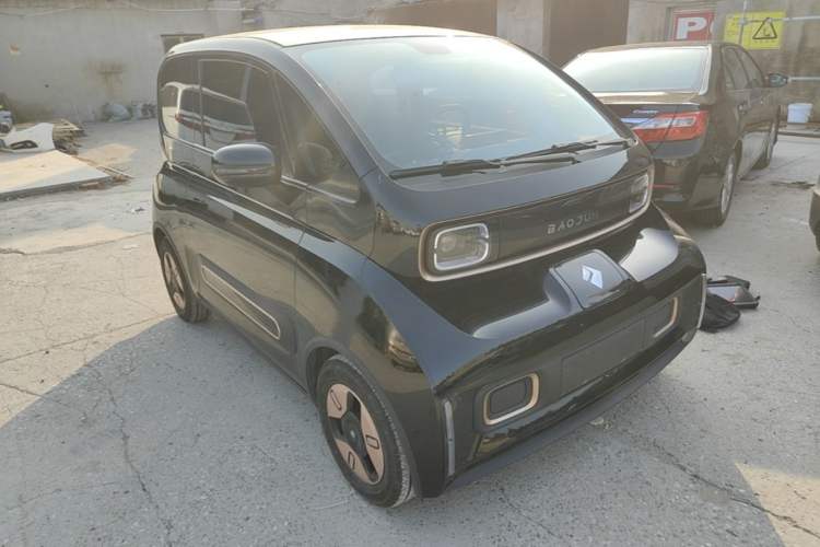Used Baojun KiWi EV 2021 Artist Model Ternary Lithium Front Right 45 Deg