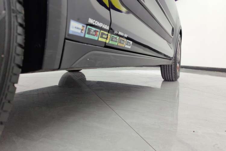 Used Baojun KiWi EV 2021 Artist Model Ternary Lithium Right Side Sill
