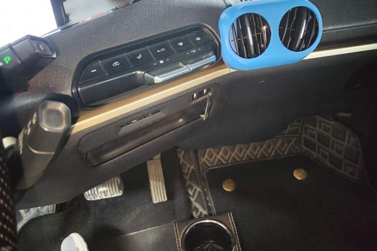 Used Baojun KiWi EV 2021 Artist Model Ternary Lithium Audio And AC Panel