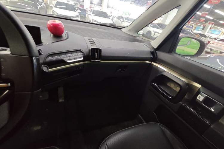 Used Baojun KiWi EV 2021 Artist Model Ternary Lithium Interior 4