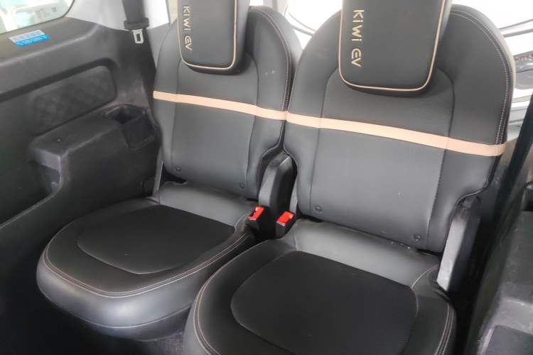 Used Baojun KiWi EV 2021 Artist Model Ternary Lithium Interior 4