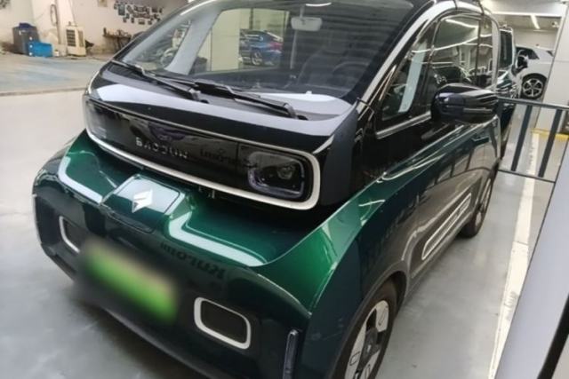 Used Baojun KiWi EV 2021 Customized Stylish Gold Edition Lithium Iron Phosphate