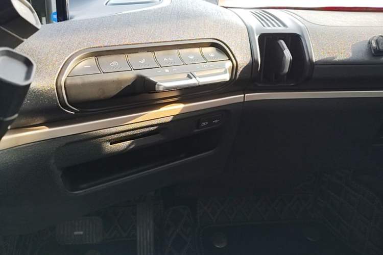 Used Baojun KiWi EV 2021 Artist Model Lithium Iron Phosphate Audio And AC Panel