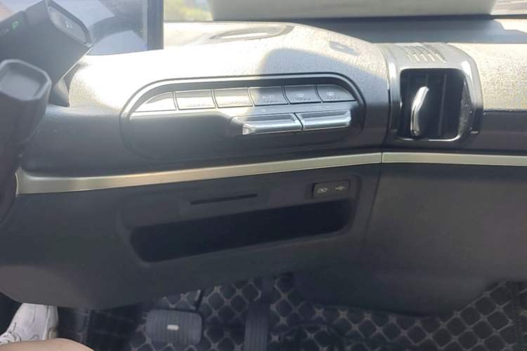 Used Baojun KiWi EV 2021 Artist Model Ternary Lithium Audio And AC Panel