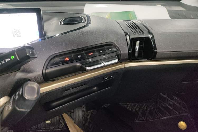 Used Baojun KiWi EV 2021 Artist Model Lithium Iron Phosphate Audio And AC Panel