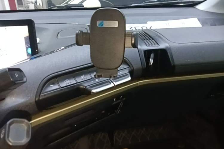 Used Baojun KiWi EV 2021 Customized Stylish Gold Edition Lithium Iron Phosphate Audio And AC Panel