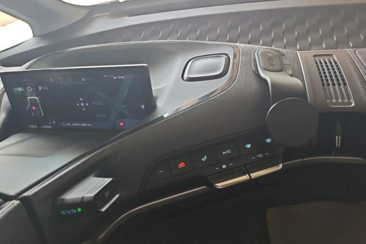 Used Baojun KiWi EV 2021 Artist Model Lithium Iron Phosphate Audio And AC Panel
