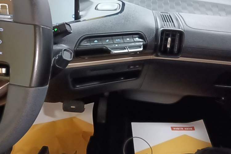 Used Baojun KiWi EV 2021 Artist Model Ternary Lithium Audio And AC Panel