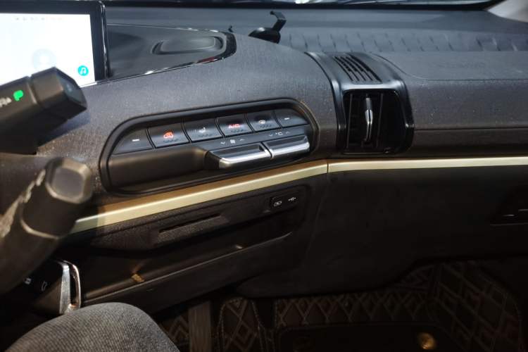 Used Baojun KiWi EV 2021 Designer Ternary Lithium Audio And AC Panel