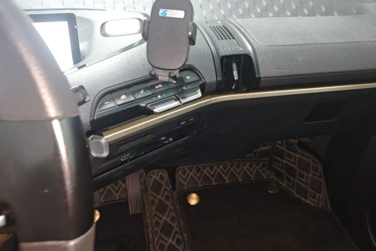 Used Baojun KiWi EV 2021 Customized Stylish Gold Edition Lithium Iron Phosphate Audio And AC Panel
