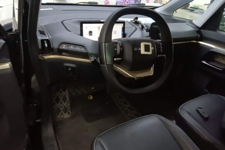 Used Baojun KiWi EV 2021 Customized Stylish Gold Edition Lithium Iron Phosphate Center Console