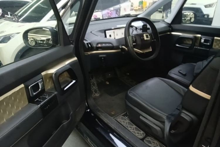 Used Baojun KiWi EV 2021 Customized Stylish Gold Edition Lithium Iron Phosphate Driver Seat