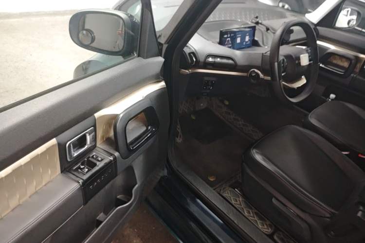 Used Baojun KiWi EV 2021 Customized Stylish Gold Edition Lithium Iron Phosphate Driver Seat