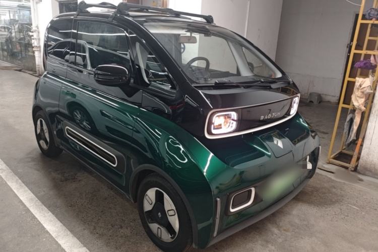 Used Baojun KiWi EV 2021 Customized Stylish Gold Edition Lithium Iron Phosphate Front Right 45 Deg