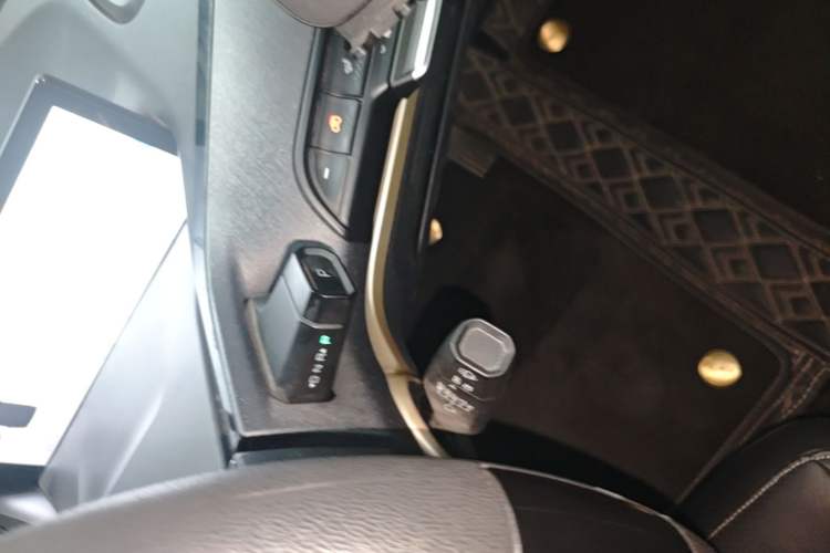 Used Baojun KiWi EV 2021 Customized Stylish Gold Edition Lithium Iron Phosphate Gear Lever
