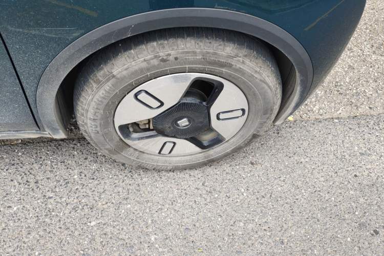 Used Baojun KiWi EV 2021 Artist Model Ternary Lithium Right Front Wheel Hub