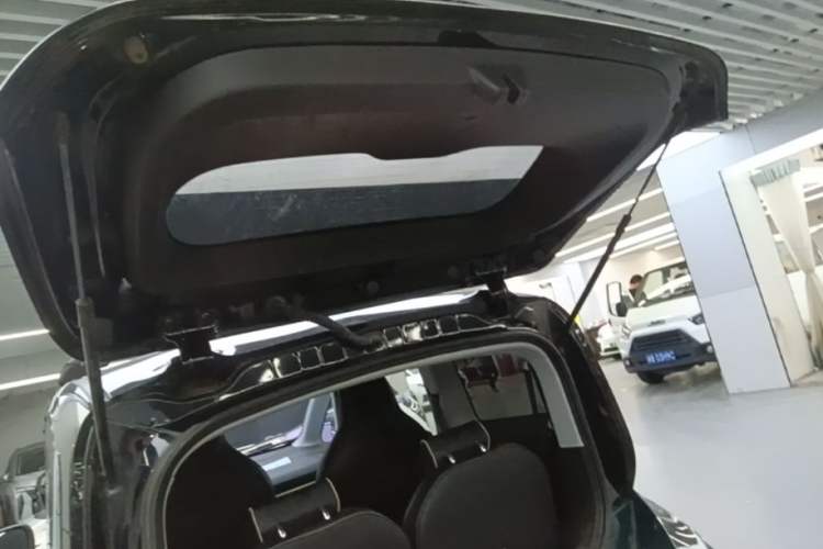 Used Baojun KiWi EV 2021 Customized Stylish Gold Edition Lithium Iron Phosphate Trunk