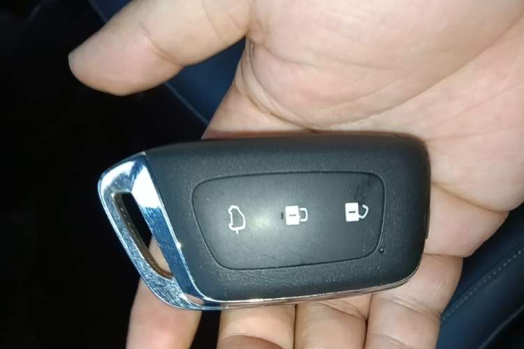 Used Baojun KiWi EV 2021 Customized Stylish Gold Edition Lithium Iron Phosphate Vehicle Key