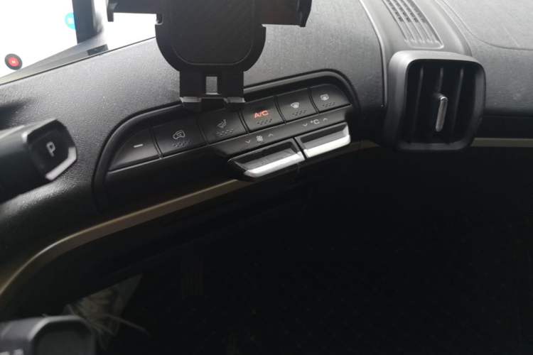 Used Baojun KiWi EV 2021 Artist Model Ternary Lithium Audio And AC Panel