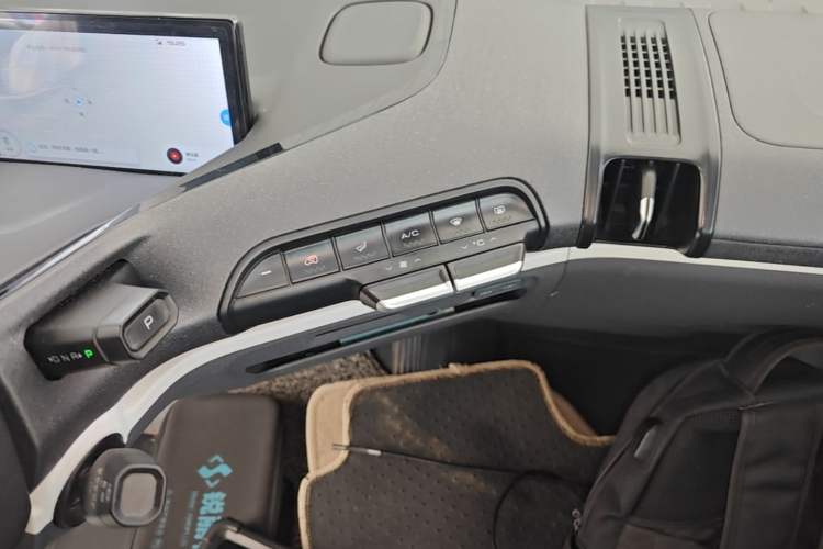 Used Baojun KiWi EV 2021 Artist Model Lithium Iron Phosphate Audio And AC Panel