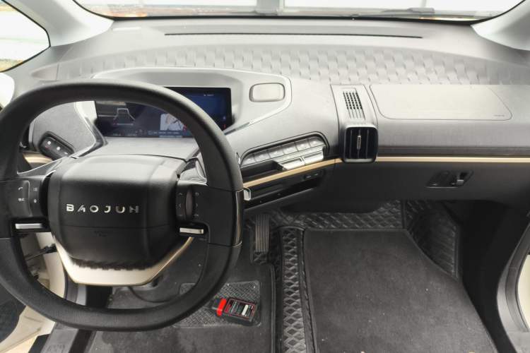 Used Baojun KiWi EV 2021 Artist Model Lithium Iron Phosphate Audio And AC Panel