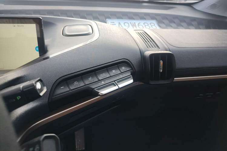 Used Baojun KiWi EV 2021 Artist Model Ternary Lithium Audio And AC Panel