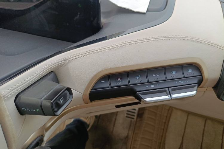 Used Baojun KiWi EV 2021 Customized Stylish Gold Edition Lithium Iron Phosphate Audio And AC Panel