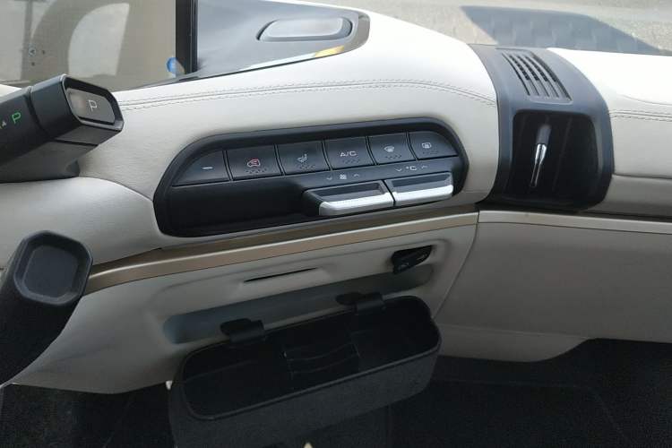 Used Baojun KiWi EV 2021 Artist Model Lithium Iron Phosphate Audio And AC Panel