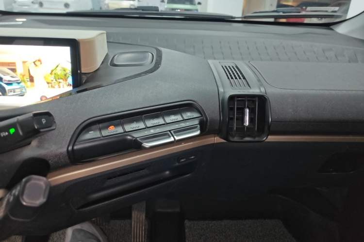 Used Baojun KiWi EV 2021 Artist Model Ternary Lithium Audio And AC Panel