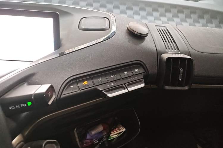 Used Baojun KiWi EV 2021 Artist Model Lithium Iron Phosphate Audio And AC Panel